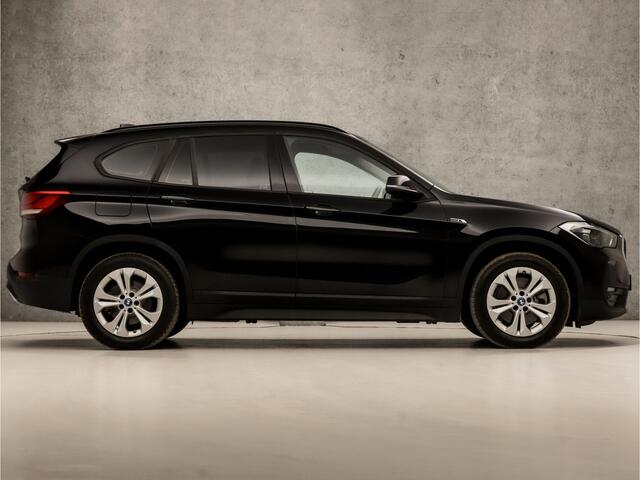 BMW X1 xDrive25e Sportline 221Pk Automaat (GROOT NAVI, CLIMATE, ALCANTARA, GETINT GLAS, ELEK ACHTERKLEP, SPORTSTOELEN, PARKEERSENSOREN, LED KOPLAMPEN, DAB+, NIEUWSTAAT)