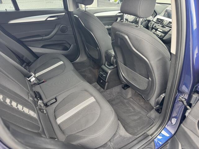 BMW X1 sDrive18i High Executive | Sportstoelen | LED | Keyless | HUD | Trekhaak