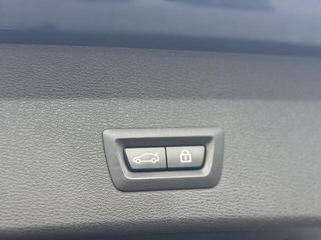 BMW X1 sDrive18i High Executive | Sportstoelen | LED | Keyless | HUD | Trekhaak