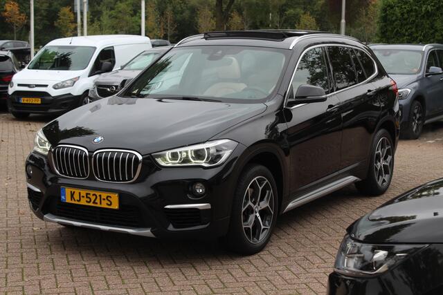 BMW X1 sDrive18i Centennial High Exe. / Panoramadak / Head-up / Leder / 18'' / Keyless / Navigatie / Sportstoelen / Stoelverwarming / Cruise Control