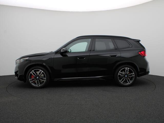 BMW X1 xDrive25e M Sportpakket Pro | Premium Pack | Stuurwielrand Verwarmd | Comfort Access | Trekhaak | Panoramadak | Driving Assistant | Parking Assistant | Harman Kardon | 19''