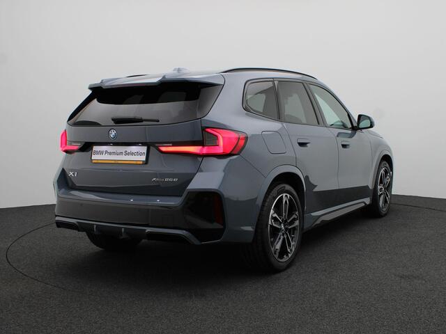 BMW X1 xDrive25e M Sportpakket Pro | Premium Pack | Travel Pack | Stuurwielrand Verwarmd | Trekhaak | Panoramadak | Driving Assistant | Parking Assistant | Harman Kardon | 19''