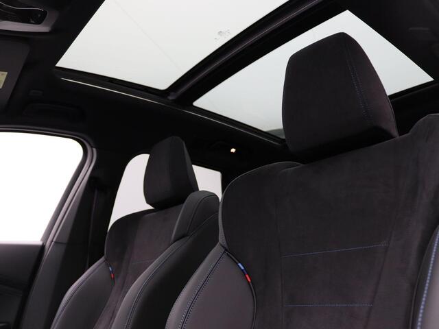 BMW X1 xDrive25e M Sportpakket Pro | Premium Pack | Travel Pack | Stuurwielrand Verwarmd | Trekhaak | Panoramadak | Driving Assistant | Parking Assistant | Harman Kardon | 19''