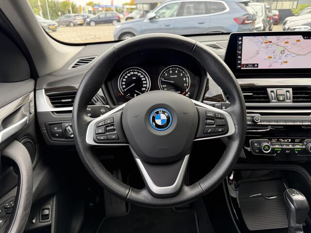 BMW X1 xDrive25e High Executive xLine Panoramadak Elek. Stoelverstelling Lederen Bekleding LED Trekhaak Keyless Entry Carplay Achteruitrijcamera 19 Inch Head-Up Display