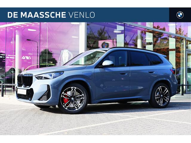 BMW X1 xDrive25e High Executive M Sport Automaat / Panoramadak / Trekhaak / Sportstoelen / M Adaptief onderstel / Adaptieve LED / Parking Assistant Plus / Head-Up / Harman Kardon
