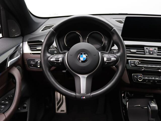 BMW X1 xDrive25e M Sportpakket | Entertainment Pack | Trekhaak | Achteruitrijcamera | Panoramadak | Elektrisch Verstelbare Sportstoelen | Driving Assistant Plus | Active Cruise Control | Head-Up Display | Harman Kardon | Apple Carplay Voorbereiding | 19''