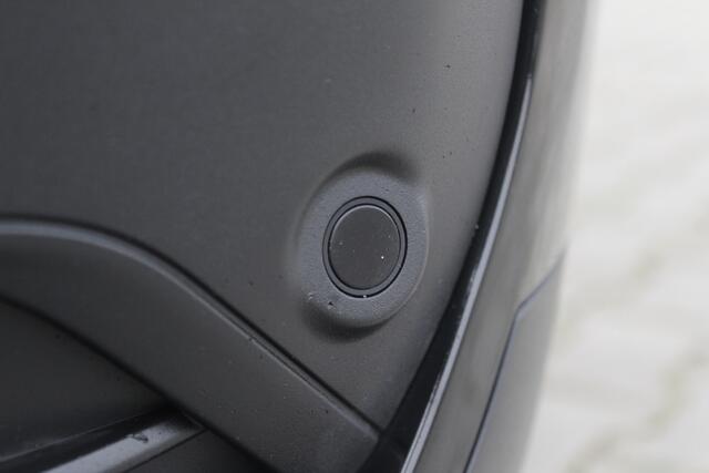 BMW X1 xDrive25e Business Edition Plus | Incl. 12 maanden garantie | Head-up display | Parkeersensoren | Verwarmde voorstoelen | Schuif/kantel dak | Climate control | Lichtmetalen velgen | Elektrische kofferklep | Cruise control | Bluetooth