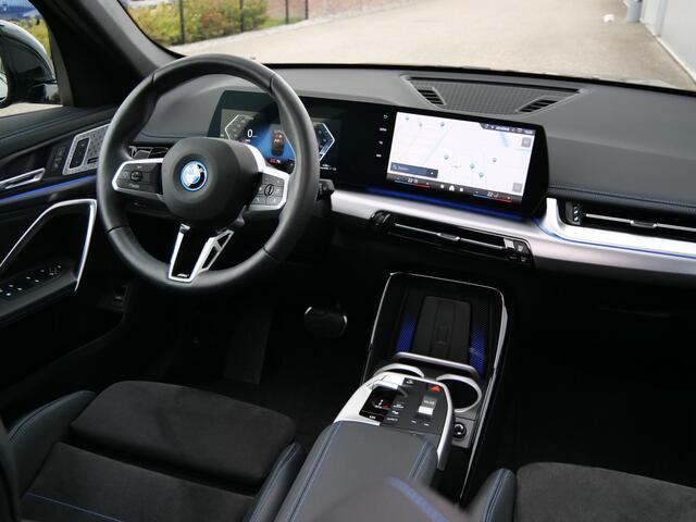 BMW X1 xDrive25e M Sport pakket Pro 245 Pk Automaat Schuifdak / Winterpakket / Harman Kardon