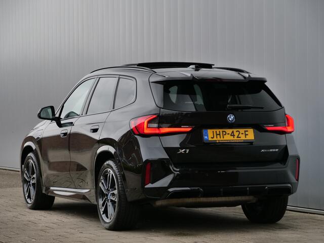 BMW X1 xDrive25e M Sport pakket Pro 245 Pk Automaat Schuifdak / Winterpakket / Harman Kardon
