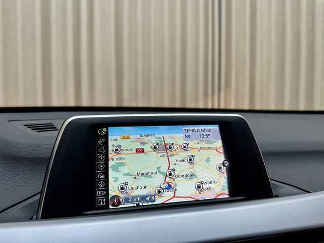 BMW X1 sDrive20i *192PK* Stoelverwarming / Navigatie / PDC / Bluetooth / 17"LMV