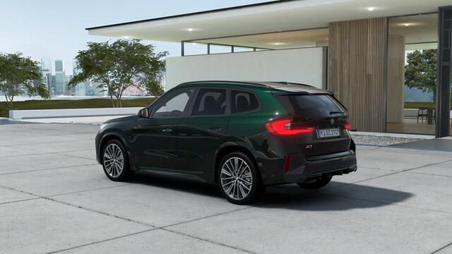 BMW X1 xDrive25e M Sport Automaat / Panoramadak / Trekhaak / Sportstoelen / Achteruitrijcamera / Comfort Access / Adaptieve LED / M Adaptief onderstel / Stuurverwarming
