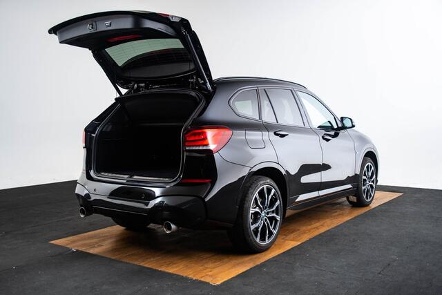 BMW X1 xDrive20i High Executive M Sport - Panoramadak - Parking/Driving assistant - Cruise control - Comfort Access - Head up - Elektrisch verwarmde voorstoelen - Hifi - Armsteun voor - Getinte Ruiten -