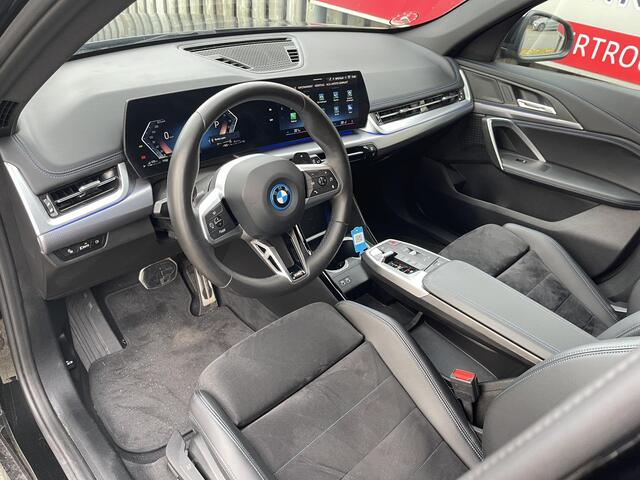 BMW X1 xDrive25e M Sport Shadow Line 18''/Sportstoelen/Keyless/Stoelverwarming/Camera/Elektrisch klep