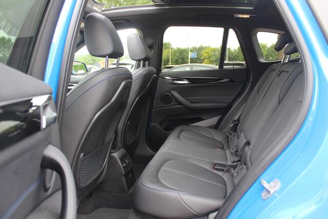 BMW X1 sDrive20i High Executive Ed. / Trekhaak / Panoramadak / Camera / Head-up / 19'' / Memory seats / Leder / Stuurverwarming / Navigatie / DAB / Stoelverwarming / Cruise Control