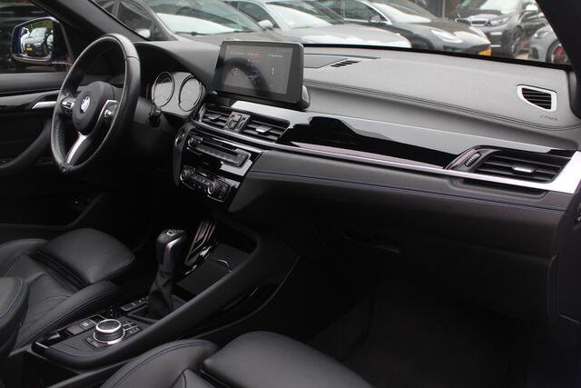 BMW X1 sDrive20i High Executive Ed. / Trekhaak / Panoramadak / Camera / Head-up / 19'' / Memory seats / Leder / Stuurverwarming / Navigatie / DAB / Stoelverwarming / Cruise Control