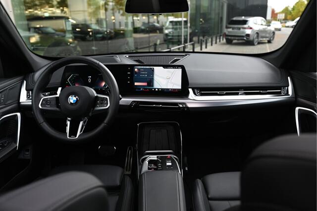 BMW X1 sDrive20i High Executive M Sport Automaat / Panoramadak / Trekhaak / Sportstoelen / M Adaptief onderstel / Comfort Access / Parking Assistant Plus / Adaptieve LED / Head-Up