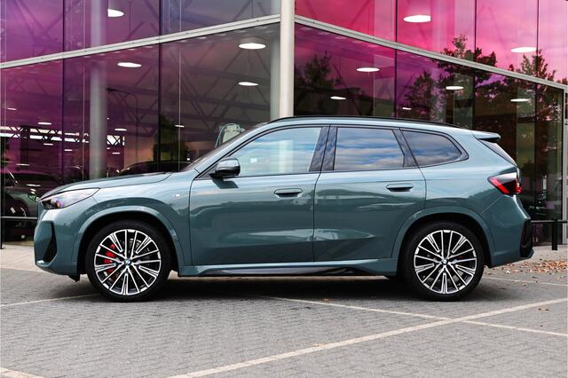 BMW X1 sDrive20i High Executive M Sport Automaat / Panoramadak / Trekhaak / Sportstoelen / M Adaptief onderstel / Comfort Access / Parking Assistant Plus / Adaptieve LED / Head-Up