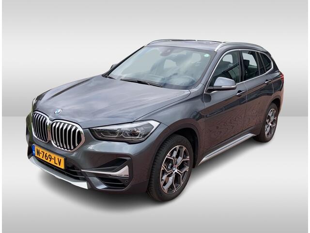 BMW X1 sDrive20i Business Edition Plus / Trekhaak / Panoramadak / Camera / Head-up / Leder / 18'' / Navigatie / Sportstoelen / Keyless / Stoelverwarming / Cruise Control