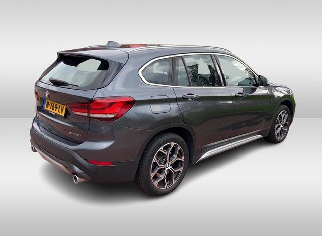 BMW X1 sDrive20i Business Edition Plus / Trekhaak / Panoramadak / Camera / Head-up / Leder / 18'' / Navigatie / Sportstoelen / Keyless / Stoelverwarming / Cruise Control