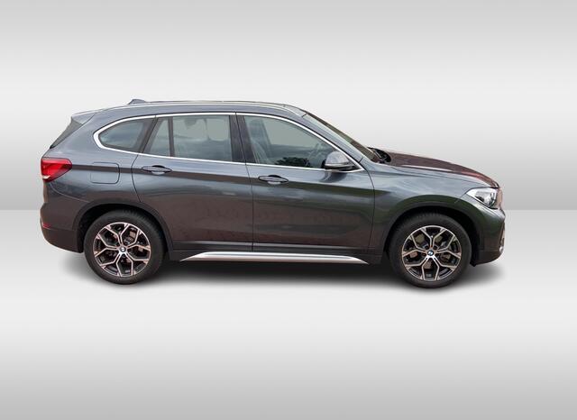 BMW X1 sDrive20i Business Edition Plus / Trekhaak / Panoramadak / Camera / Head-up / Leder / 18'' / Navigatie / Sportstoelen / Keyless / Stoelverwarming / Cruise Control
