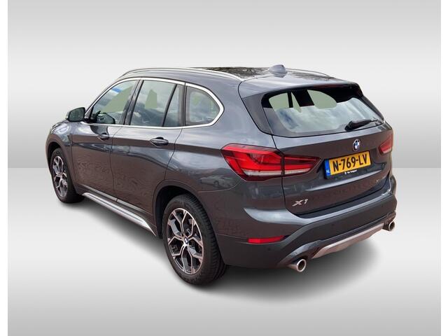 BMW X1 sDrive20i Business Edition Plus / Trekhaak / Panoramadak / Camera / Head-up / Leder / 18'' / Navigatie / Sportstoelen / Keyless / Stoelverwarming / Cruise Control