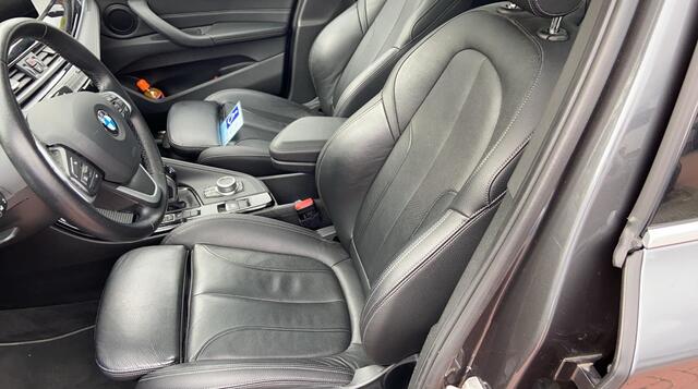 BMW X1 sDrive20i Business Edition Plus / Trekhaak / Panoramadak / Camera / Head-up / Leder / 18'' / Navigatie / Sportstoelen / Keyless / Stoelverwarming / Cruise Control