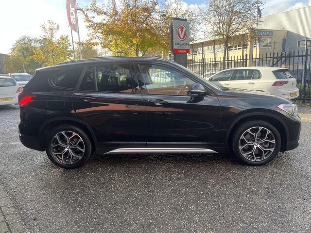 BMW X1 xDrive25e High Executive X-Line // FULL LED // KEYLESS // ELEK. ACHTERKLEP // HALF LEDER // NAVI+APPLE CARPLAY // STOELVERWARMING //