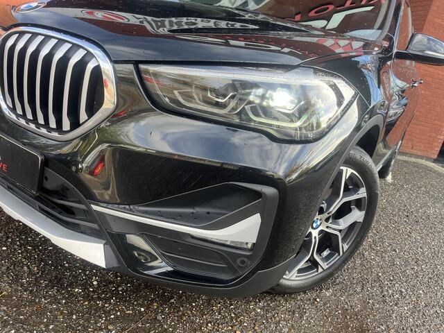 BMW X1 xDrive25e High Executive X-Line // FULL LED // KEYLESS // ELEK. ACHTERKLEP // HALF LEDER // NAVI+APPLE CARPLAY // STOELVERWARMING //