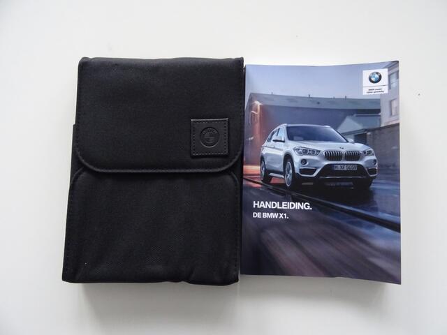 BMW X1 sDrive20i Orange Edition III * PANORAMADAK * HEAD-UP * DEALER ONDERH. !!