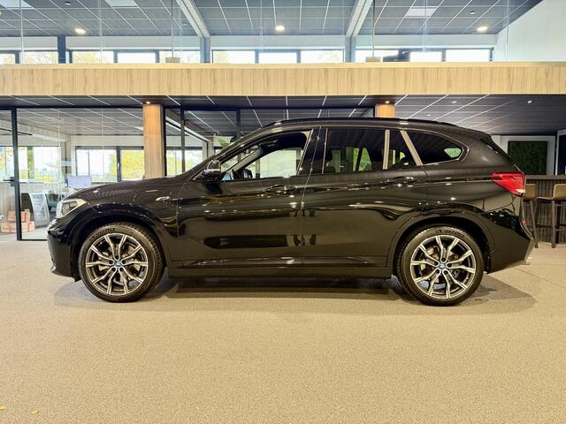 BMW X1 xDrive25e High Executive M-Sport | 19" | Camera | Trekhaak | Stoelverwarming | Navigatie | 4x4