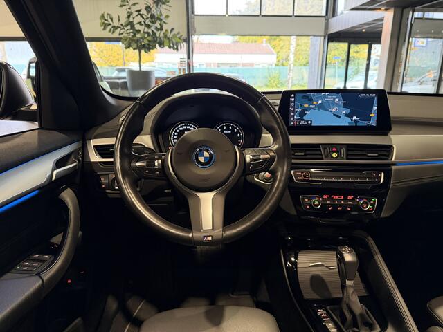 BMW X1 xDrive25e High Executive Sportline | Black edition | Panorama | HUD | Stoelverwarming