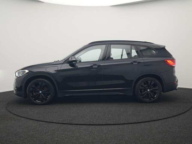 BMW X1 xDrive25e Sportline Plug In Hybrid 221pk Dealer O.H PHEV | Trekhaak Afn. | Head Up | Adaptive Cruise | Camera | Lederen Sportstoelen Verwarmd | M Sportstuur | Navigatie | DAB | 18"L.M |