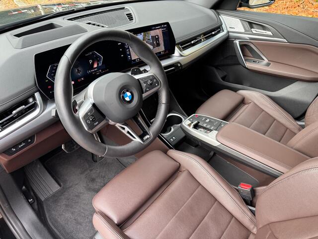 BMW X1 xDrive23i M Sportpakket Pro | Comfort Pack | Trekhaak met elektrisch wegklapbare kogel | Glazen panoramadak | Driving Assistant Professional | Harman-Kardon sound system