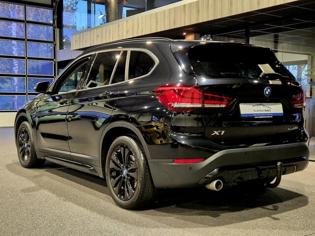 BMW X1 xDrive25e High Executive Sportline | Black edition | Camera | HUD | Leder | Trekhaak | Navigatie | Stoelverwarming | Carplay