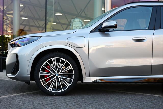 BMW X1 xDrive25e High Executive M Sport Automaat / Panoramadak / Trekhaak / Sportstoelen / M Adaptief onderstel / Comfort Access / Parking Assistant Plus / Head-Up / Harman-Kardon