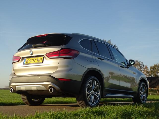 BMW X1 sDrive20i X-Line | Zwarte hemel | Pano | M-Sport stuur | Camera | Leer | Gr.NAV | Stoelverw.
