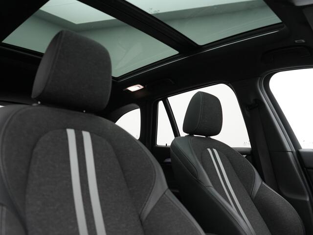 BMW X1 xDrive25e M Sport Plug In Hybrid Storm Bay Metallic 221pk Dealer O.H. PHEV | Panodak | Head Up | Adaptive Cruise | Camera | Stoelen & Stuur Verwarmd | Sfeerverlichting | Keyless | Navigatie | 19"L.M | DAB |