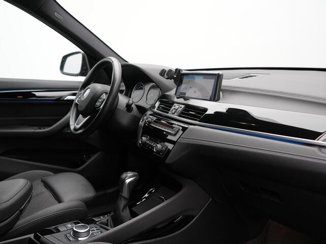 BMW X1 xDrive25e Sportline Plug In Hybrid 221pk Dealer O.H. PHEV | Trekhaak | Camera | Sfeerverlichting | Keyless | Sportstoelen Verwarmd | LED Koplampen | Cruise Control | Navigatie | DAB |