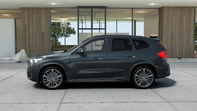 BMW X1 xDrive25e M Sport Automaat / Panoramadak / Trekhaak / Sportstoelen / Adaptieve LED / M Adaptief onderstel / Head-Up / Parking Assistant Plus