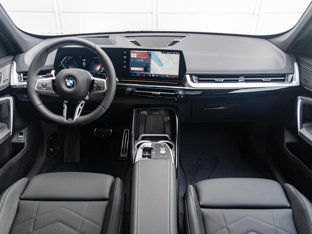 BMW X1 xDrive23i High Executive | M Sportpakket Pro | Trekhaak | Panoramadak | Harman Kardon | Innovation Pack | Comfort Pack | Travel Pack