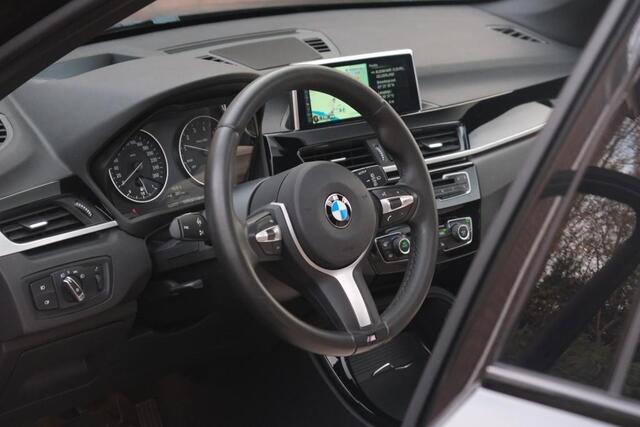 BMW X1 sDrive20i 192pk Aut. High Executive | M Sport | Navi | Climate | Panoramadak | Head-up Display | Elektrische Achterklep | Stoelverwarming | PDC | Trekhaak