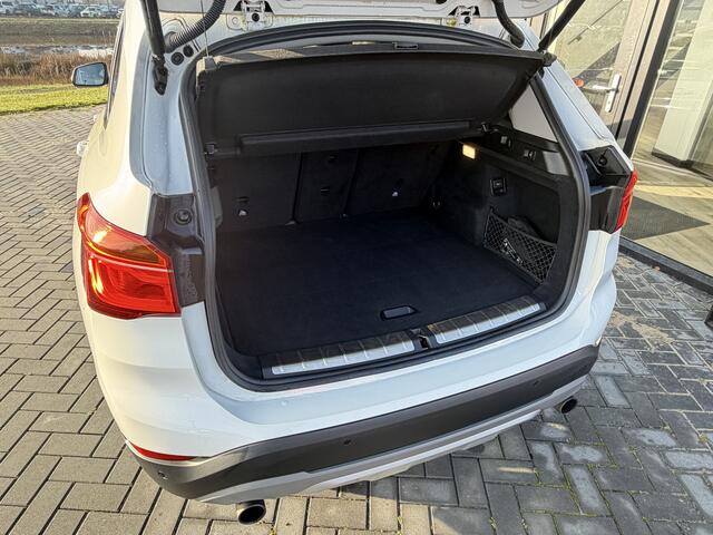 BMW X1 xDrive20i Centennial High Executive Verw. Sportstoelen | PDC | LED | Super netjes!