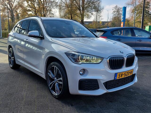 BMW X1 sDrive20i 192pk High Executive M-Sport | Navi | Apple Carplay | Adap.Cruise | Leder+Verwarmd+Elek.Verstel | Panorama Schuifdak | Keyless Entry | Led Koplampen | Privacy Glass | 19''lm
