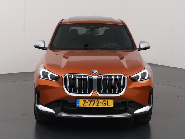 BMW X1 sDrive18i | X-Line | Panoramadak | Sportstoelen | Curved Display | Camera | DAB | Apple CarPlay/Android Auto | Ele. verstelbare stoel + Geheugen | Harman/Kardon | Ele.kofferdeksel | Rijassistent Systeem |