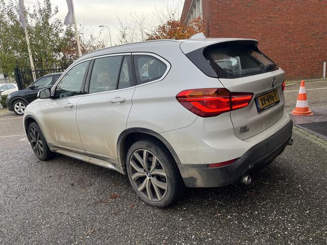 BMW X1 sDrive20i Executive X-Line // LED // LEDER // HEAD-UP DISPLAY // ELEK. ACHTERKLEP // NAVI // PDC V+A //