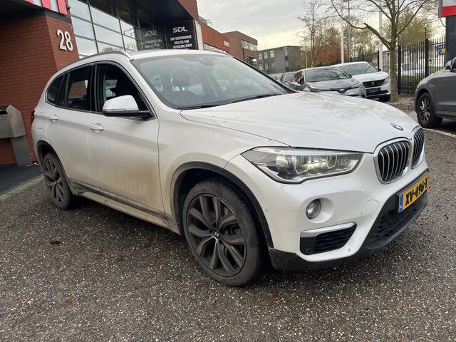 BMW X1 sDrive20i Executive X-Line // LED // LEDER // HEAD-UP DISPLAY // ELEK. ACHTERKLEP // NAVI // PDC V+A //