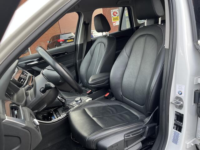 BMW X1 sDrive20i Executive X-Line // LED // LEDER // HEAD-UP DISPLAY // ELEK. ACHTERKLEP // NAVI // PDC V+A //