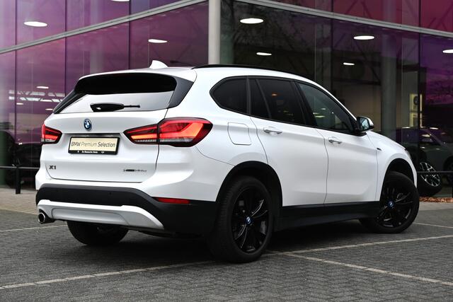BMW X1 xDrive25e High Executive Automaat / Panoramadak / Achteruitrijcamera / Comfort Access / LED / Head-Up / Stoelverwarming