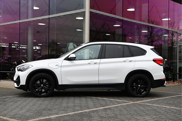 BMW X1 xDrive25e High Executive Automaat / Panoramadak / Achteruitrijcamera / Comfort Access / LED / Head-Up / Stoelverwarming