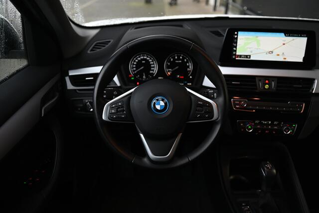 BMW X1 xDrive25e High Executive Automaat / Panoramadak / Achteruitrijcamera / Comfort Access / LED / Head-Up / Stoelverwarming
